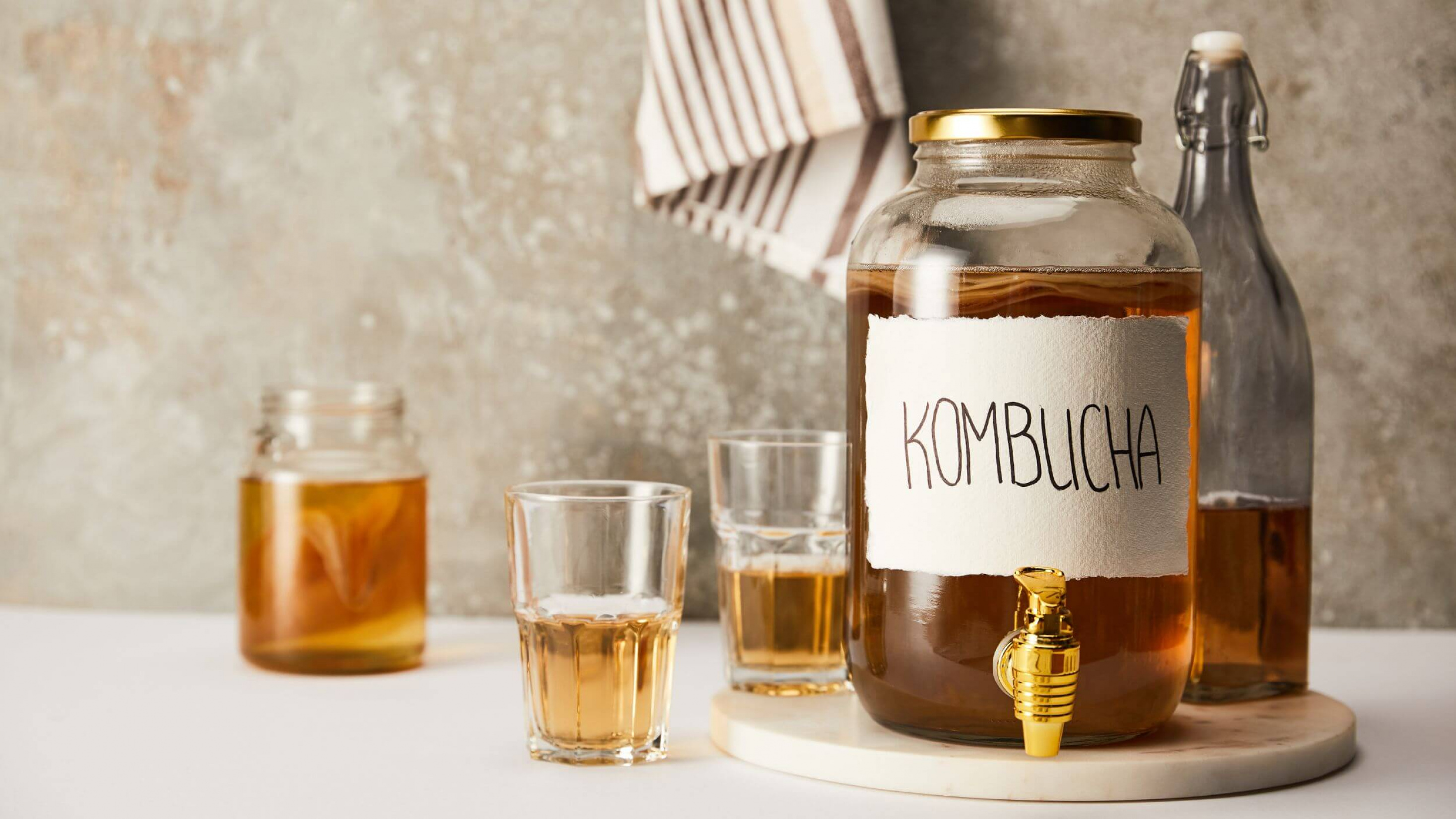 Kombucha - fermenteret te fyldt med sundhed